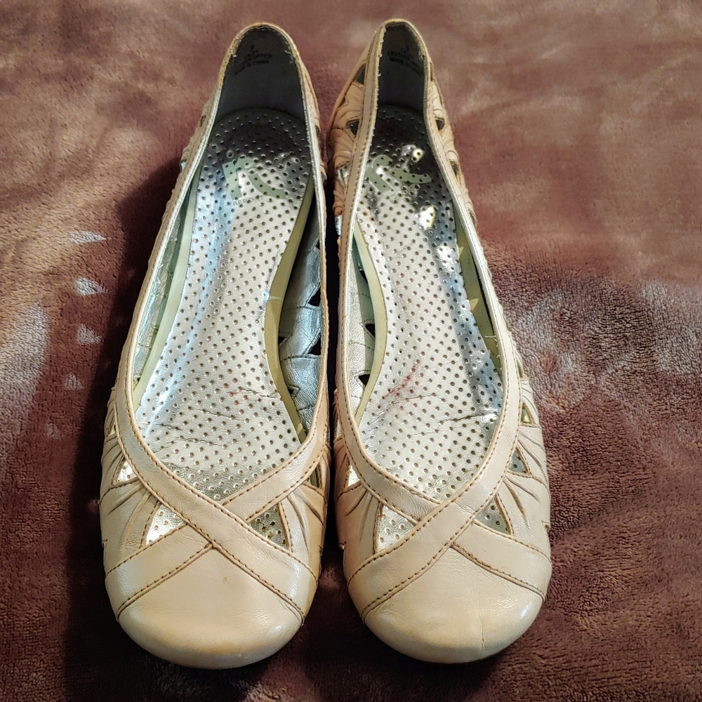 Donated REPORT cream eyelet cut out ballet flats - Picture 7 of 7